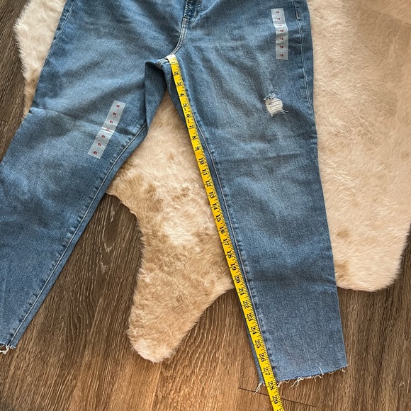 NWT Old Navy High-Waisted OG Straight Cut-Off Jeans in Alma 18 - Picture 12 of 15